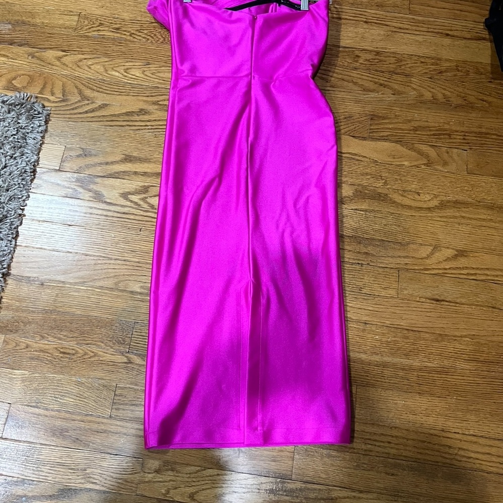 Brand new, beautiful, form fitting dress. Absolutely stunning!